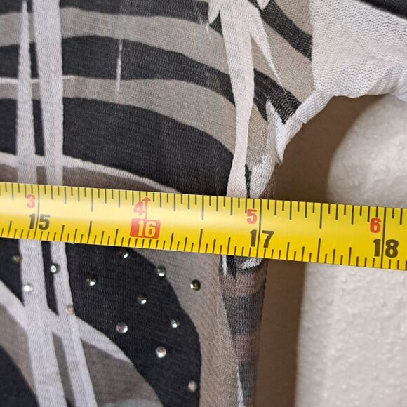 Manon USA Long Sleeve Printed Top Size M Lightweight Stretch - Picture 3 of 8